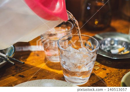 【#Drinks】Pouring water into a glass 【#Drinks】Pouring water into a glass 140513057