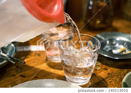 【#飲品】將水倒入玻璃杯 【#飲品】將水倒入玻璃杯 140513058