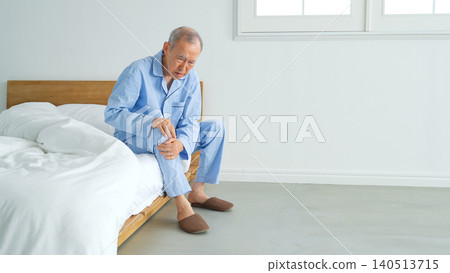 Senior man suffering from knee pain 140513715