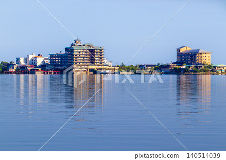 寧靜的東鄉湖景色,前景是夏威夷溫泉。 寧靜的東鄉湖景色,前景是夏威夷溫泉。 140514039