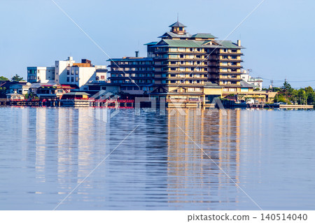 寧靜的東鄉湖景色,前景是夏威夷溫泉。 寧靜的東鄉湖景色,前景是夏威夷溫泉。 140514040