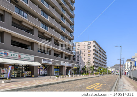 神奈川縣座間市的城市景觀:相武台前站前的街道和公寓大樓。 神奈川縣座間市的城市景觀:相武台前站前的街道和公寓大樓。 140514331