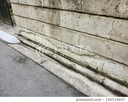 A stone wall made of Oya stone that has deteriorated due to weathering, resulting in surface defects, wear, and peeling. A stone wall made of Oya stone that has deteriorated due to weathering, resulting in surface defects, wear, and peeling. 140514647