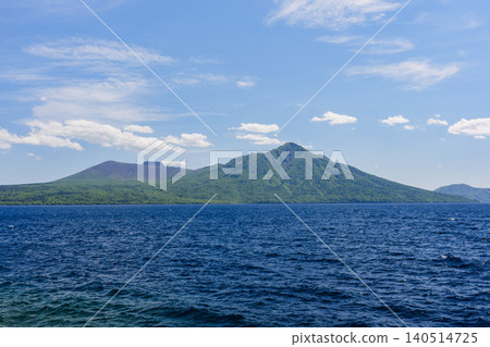 從北海道千歲市可以欣賞到支笏湖（藍色）以及福布希山和樽前山的壯麗景色。 140514725