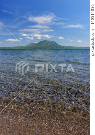 從北海道千歲市可以欣賞到支笏湖的壯麗景色,湖水清澈見底,還能遠眺福布希山和樽前山。 從北海道千歲市可以欣賞到支笏湖的壯麗景色,湖水清澈見底,還能遠眺福布希山和樽前山。 140514856