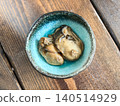 油浸肥美的牡蠣。新鮮牡蠣用橄欖油、大蒜和辣椒醃製而成。 140514929