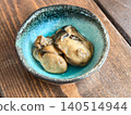油浸肥美的牡蠣。新鮮牡蠣用橄欖油、大蒜和辣椒醃製而成。 140514944