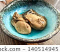 油浸肥美的牡蠣。新鮮牡蠣用橄欖油、大蒜和辣椒醃製而成。 140514945