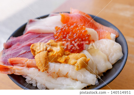 一碗海鮮飯,上面鋪滿了來自北海道的頂級海鮮。 一碗海鮮飯,上面鋪滿了來自北海道的頂級海鮮。 140514951