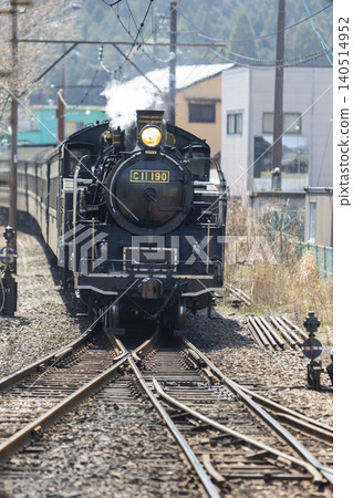 一輛蒸汽機車牽引著客車 140514952
