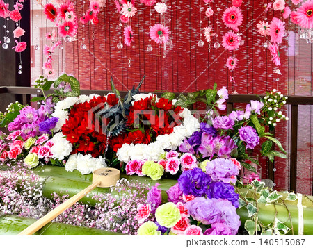 Toyohira Shrine: A vibrant flower arrangement in the water basin. Toyohira Ward, Sapporo City. Spring. Toyohira Shrine: A vibrant flower arrangement in the water basin. Toyohira Ward, Sapporo City. Spring. 140515087