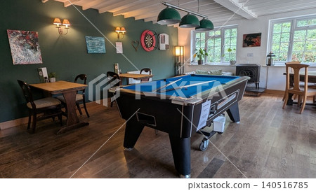 英國一家飯店休息室裡的撞球桌 英國一家飯店休息室裡的撞球桌 140516785