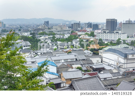 從山頂俯瞰全景,可以看到歷史悠久的白牆街道與現代摩天大樓並存(岡山縣倉敷市)。 從山頂俯瞰全景,可以看到歷史悠久的白牆街道與現代摩天大樓並存(岡山縣倉敷市)。 140519328