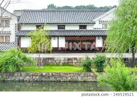 傳統的水濱鎮景觀,倉敷川的石牆與美麗的白色倉庫和諧相融(岡山縣倉敷市) 傳統的水濱鎮景觀,倉敷川的石牆與美麗的白色倉庫和諧相融(岡山縣倉敷市) 140519521