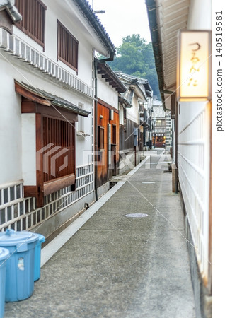 A beautiful alleyway in Kurashiki City, Okayama Prefecture, where white-walled storehouses and houses with traditional lattice windows create a sense of depth. A beautiful alleyway in Kurashiki City, Okayama Prefecture, where white-walled storehouses and houses with traditional lattice windows create a sense of depth. 140519581