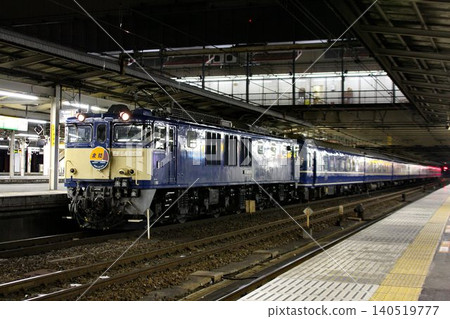 清晨抵達大宮站…由 EF64-1000 型電力機車牽引的臥舖特快列車「北陸號」。 清晨抵達大宮站…由 EF64-1000 型電力機車牽引的臥舖特快列車「北陸號」。 140519777