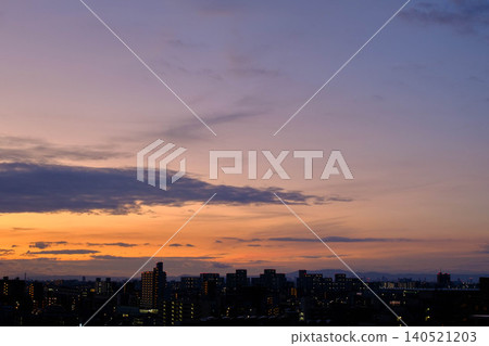 The dawn of the city: The sun rises from the upper floors of a high-rise apartment building in Higashinada Ward, Kobe City. The dawn of the city: The sun rises from the upper floors of a high-rise apartment building in Higashinada Ward, Kobe City. 140521203