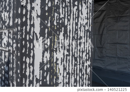 White spots remain on the wall White spots remain on the wall 140521225