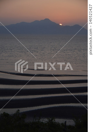 Sunset view of the Oshikiki coast, sand tidal flat (Uto Peninsula North Shore / Shimodami Town, Uto City, Kumamoto Prefecture) 140521427