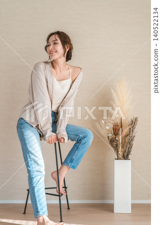 高腳椅，身穿牛仔服的女模特兒坐在椅子上 140522134