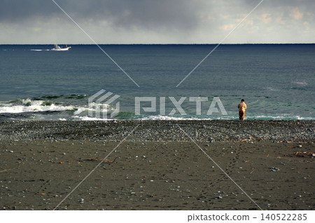 Fishing for sea bass at the mouth of the Sakawa River, targeting the evening twilight. Fishing for sea bass at the mouth of the Sakawa River, targeting the evening twilight. 140522285