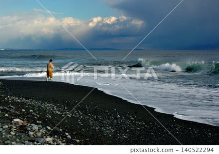 Fishing for sea bass at the mouth of the Sakawa River, targeting the evening twilight. Fishing for sea bass at the mouth of the Sakawa River, targeting the evening twilight. 140522294