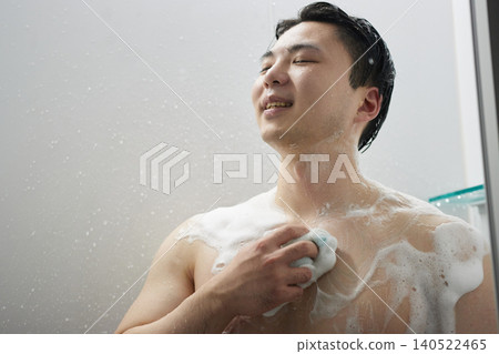 二十多歲的男人在洗澡 二十多歲的男人在洗澡 140522465