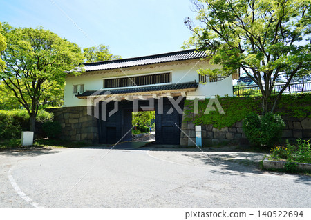 大阪城雄偉壯麗,是日本最著名的城堡之一,還有青屋門。 大阪城雄偉壯麗,是日本最著名的城堡之一,還有青屋門。 140522694