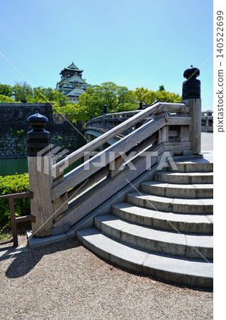 大阪城雄偉壯麗,是日本最著名的城堡之一,還有極樂橋。 大阪城雄偉壯麗,是日本最著名的城堡之一,還有極樂橋。 140522699