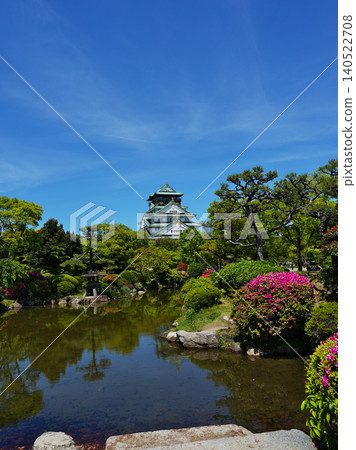 從日式庭園眺望，雄偉的大阪城（日本最著名的城堡之一）盡收眼底。 140522708