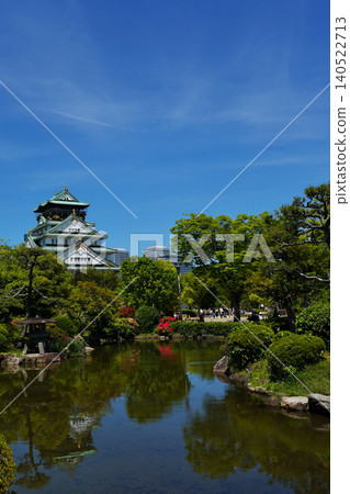 從日式庭園眺望，雄偉的大阪城（日本最著名的城堡之一）盡收眼底。 140522713