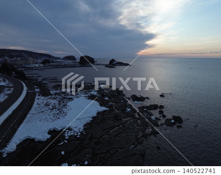 從烏托羅海岸線俯瞰日落,那裡仍然殘留著浮冰。 從烏托羅海岸線俯瞰日落,那裡仍然殘留著浮冰。 140522741