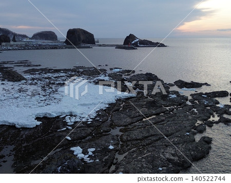 從北海道宇登呂海岸線俯瞰日落,那裡仍然殘留著浮冰。 從北海道宇登呂海岸線俯瞰日落,那裡仍然殘留著浮冰。 140522744