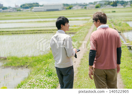 從事水稻種植的人們 從事水稻種植的人們 140522905
