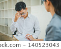Psychologist listening to the problem of a patient with mental health problems, a patient for treatment encouragement Love and family problems, bipolar, depressed patients prevent suicide 140523043