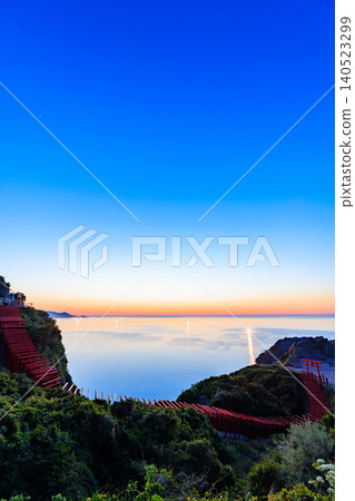 山口縣下關市元之隅神社和初夏的漁燈 山口縣下關市元之隅神社和初夏的漁燈 140523299