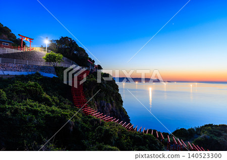山口縣下關市元之隅神社和初夏的漁燈 山口縣下關市元之隅神社和初夏的漁燈 140523300