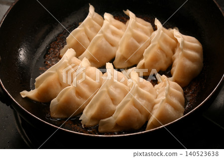 Pan-fried gyoza Pan-fried gyoza 140523638