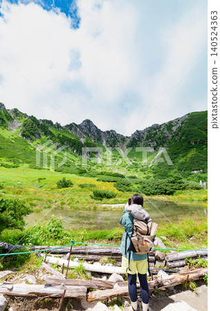 從建畫池和健行者那裡可以欣賞到千丈嶋冰鬥的壯麗景色 140524363
