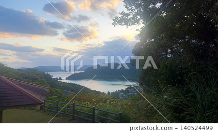 葛飾北,奄美大島:心形風景與日落。 葛飾北,奄美大島:心形風景與日落。 140524499