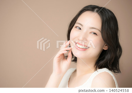 秋日美景,一位女士面帶自然微笑,在棕色背景的襯托下,直視鏡頭,展現出迷人的女性肖像。 秋日美景,一位女士面帶自然微笑,在棕色背景的襯托下,直視鏡頭,展現出迷人的女性肖像。 140524558