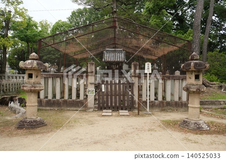 嚴島神社,是位於伊丹市稻野神社內的一座附屬神社。 嚴島神社,是位於伊丹市稻野神社內的一座附屬神社。 140525033