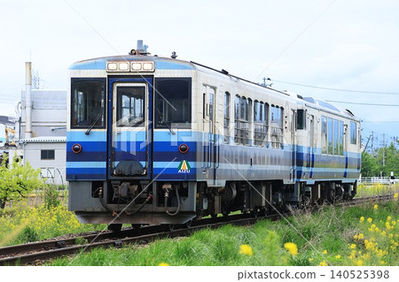[Aizu Railway] AT-350 series + AT-400 series "Oza-Toro Observation Train Aizu Roman Hana" (Aizu Line: Minami-Wakamatsu to Kadota) 140525398