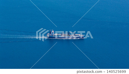 從空中俯瞰瀨戶內海中航行的貨船。 從空中俯瞰瀨戶內海中航行的貨船。 140525699