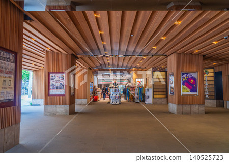 位於東京高尾山口站檢票口前的商店,高尾山口站是登山和觀光的門戶。 位於東京高尾山口站檢票口前的商店,高尾山口站是登山和觀光的門戶。 140525723