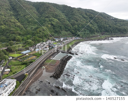 清晨拍攝的高知縣黑潮町土佐白濱車站及沿海居民點的空拍照片。 清晨拍攝的高知縣黑潮町土佐白濱車站及沿海居民點的空拍照片。 140527155