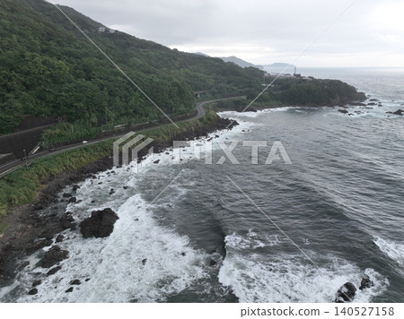 清晨拍攝的高知縣黑潮町土佐白濱車站及沿海居民點的空拍照片。 清晨拍攝的高知縣黑潮町土佐白濱車站及沿海居民點的空拍照片。 140527158