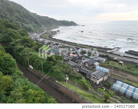 清晨拍攝的高知縣黑潮町土佐白濱車站及沿海居民點的空拍照片。 清晨拍攝的高知縣黑潮町土佐白濱車站及沿海居民點的空拍照片。 140527160