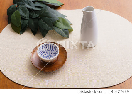 神道教儀式靜物攝影,畫面中有神聖的榊樹枝和清酒 | 一幅日本祈禱圖,畫面中有清酒瓶和供品 神道教儀式靜物攝影,畫面中有神聖的榊樹枝和清酒 | 一幅日本祈禱圖,畫面中有清酒瓶和供品 140527689
