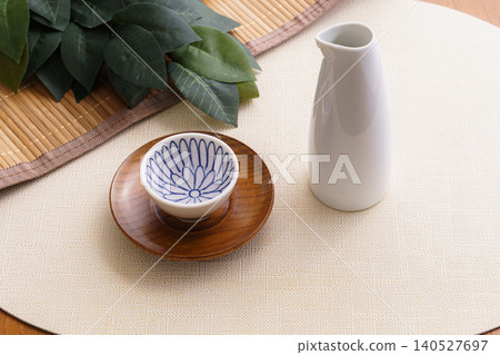 神道教儀式靜物攝影,畫面中有神聖的榊樹枝和清酒 | 一幅日本祈禱圖,畫面中有清酒瓶和供品 神道教儀式靜物攝影,畫面中有神聖的榊樹枝和清酒 | 一幅日本祈禱圖,畫面中有清酒瓶和供品 140527697